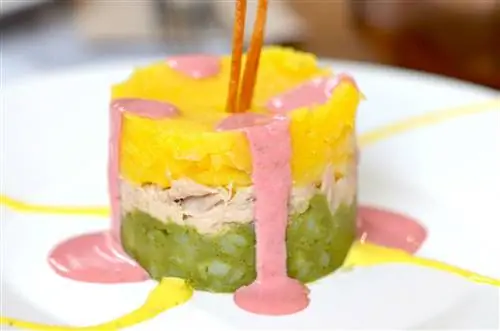 Causa Limeña с картофелем и чили, фаршированным тунцом или курицей, в Maravilla Social Club.