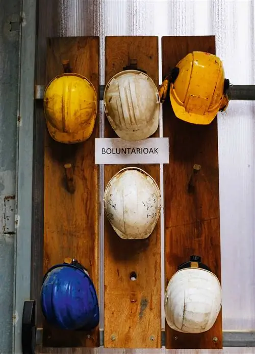 столярная школа на берегу реки