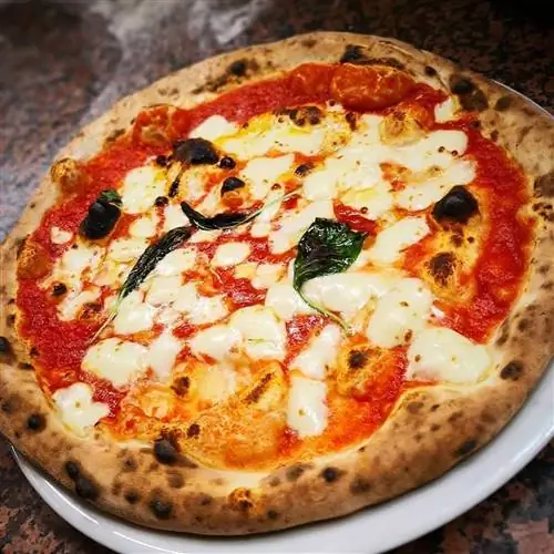 Траттория Bella Napoli предлагает кусочек Средиземноморья.