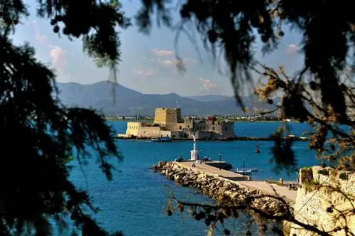 До замка на острове Бурдзи можно добраться на лодке, которая отправляется из порта Нафплиона.