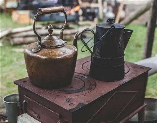 деревенский чайник на плите