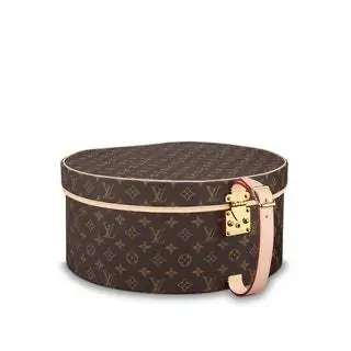 Эта легендарная шляпная коробка изготовлена из канвы Monogram и имеет герметичную застежку и защитные заклепки…