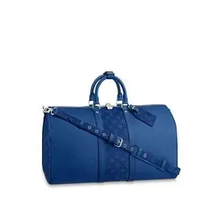 Это специальное издание дорожной сумки Keepall 50 с плечевым ремнем - предмет из коллекции Taigarama, который удивляет…