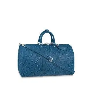 Еще одна памятная дорожная сумка Keepall 50 с плечевым ремнем от Louis Vuitton, на этот раз из кожи, украшенной…