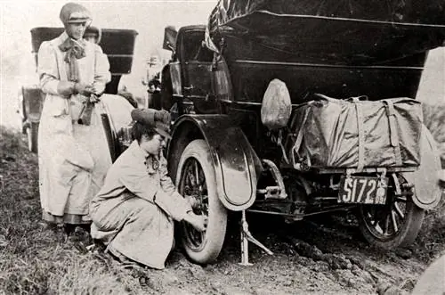 Элис Рэмси чинит автомобильное колесо