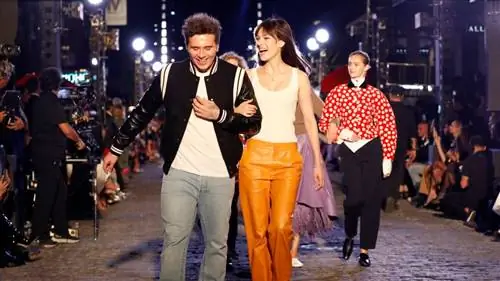 Бруклин Бекхэм и Никола Пельтц на подиуме VOGUE World