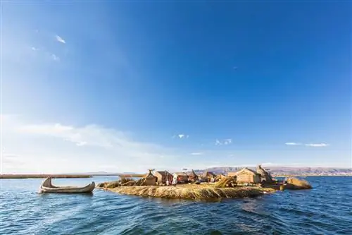 Перу Озеро Титикака Плавучий остров Урос и лодка из гигантского камыша Стоковое Фото