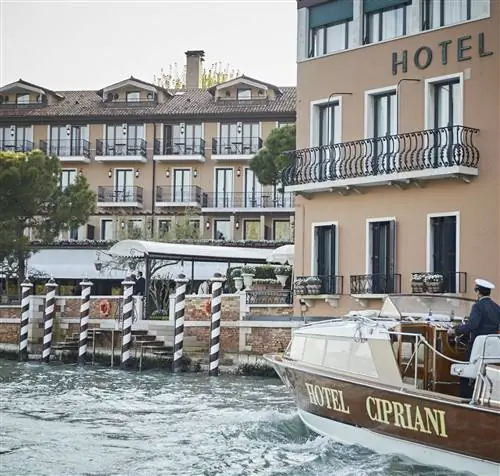 Отель Belmond Cipriani оформлен в классическом венецианском стиле и украшен местными историческими предметами.