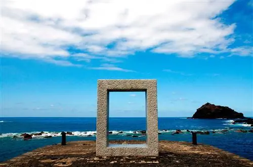 Любопытная скульптура японского художника Кан Ясуда в Гарачико.