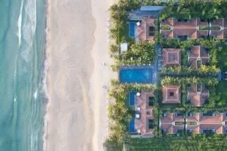 Вид с воздуха на домики у воды Tia Wellness Resort Da Nang.