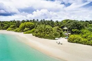 Курорт Four Seasons Resort Maldives на одном из идиллических пляжей Ландаа Гираавару.