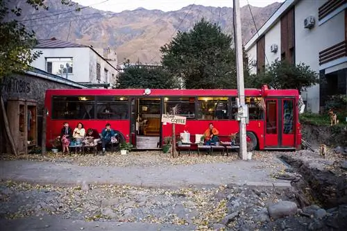 Красный автобус служит столовой в селе Казбеги.