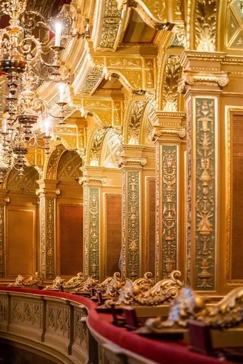 Каждая деталь здания - произведение искусства.