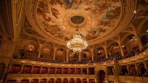 Отправляйтесь в Будапешт, обязательно посетите его впечатляющую недавно отреставрированную оперу.