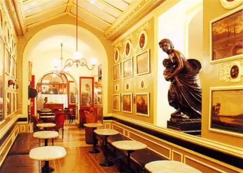 Многие буквы собрались вместе в кафе Greco на Виа Ди Кондотти.