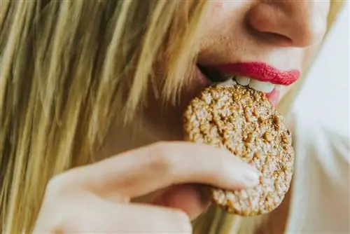 Женщина ест москвича