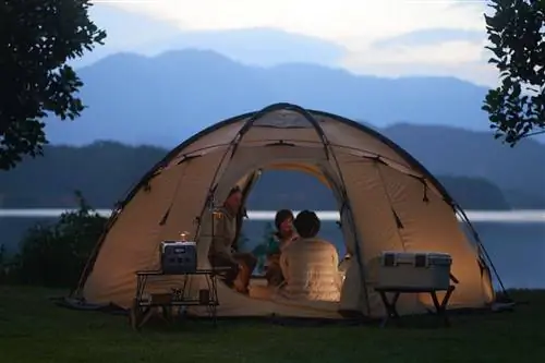 Семья использует портативный аккумулятор Ecoflow River 2.