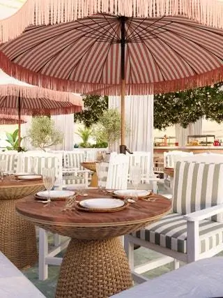 Немногие пятизвездочные отели имеют такое привилегированное расположение, как отель Fuerte Marbella, всего в одном шаге от очаровательного…