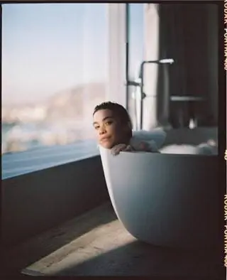 Он видит камеру и ням ее пожирает