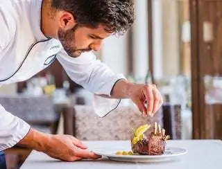 дом против гостя