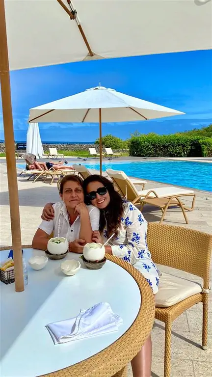 Мария и ее мать наслаждаются новым Рождеством.