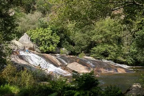 Один из водопадов Segade Fervenzas на реке Умия.