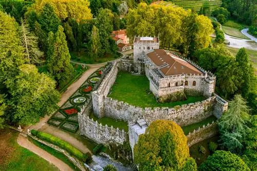 Замок Сотомайор с высоты птичьего полета Риас Байшас.