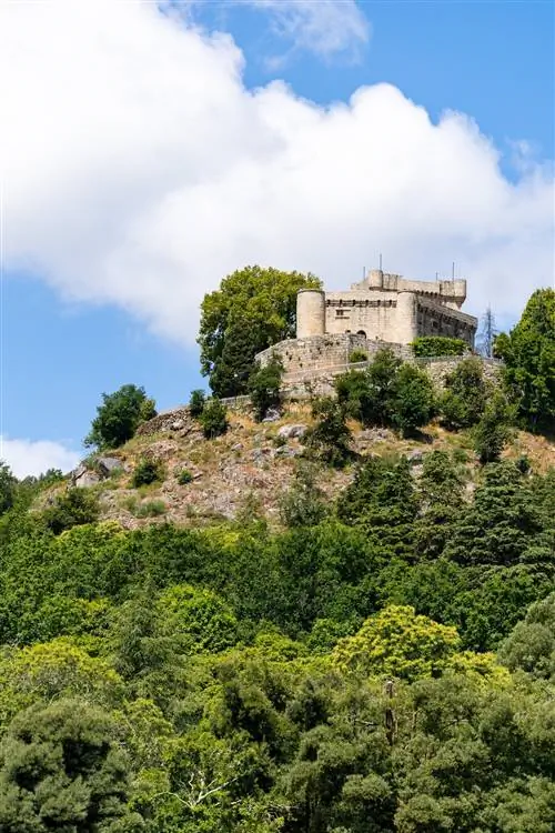 Внушительный замок Собросо-Риас-Байшас.