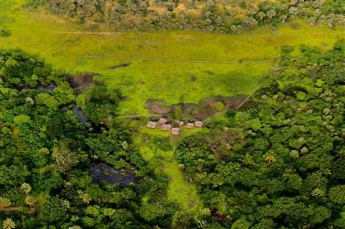 Вид с воздуха на небольшую малагасийскую деревню на восточном побережье Мадагаскара.