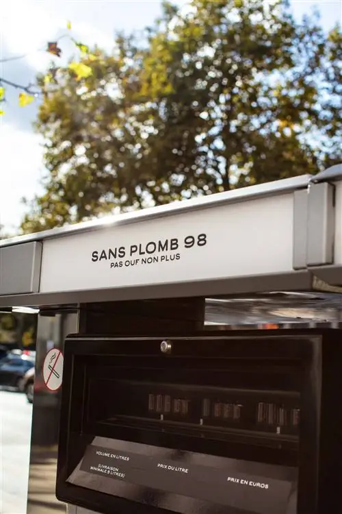 Бензиновый киоск Париж.