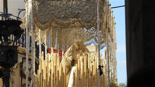 Шествие в Кордове от отеля Hospes Palacio de Bailío.