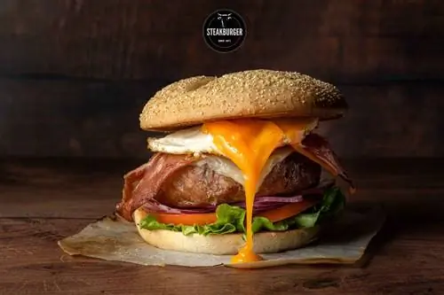 гамбургер с яйцом