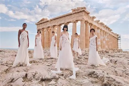 Фотосессия круизной коллекции Dior 2022 на Акрополе в Афинах