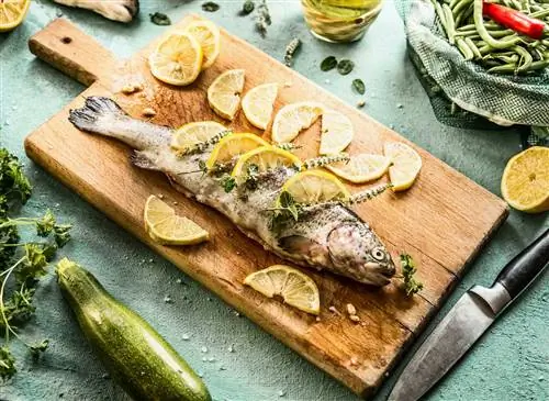 рыба подается с лимоном