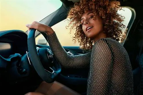 девушка в машине