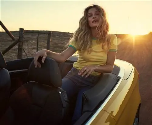 девушка в машине на закате