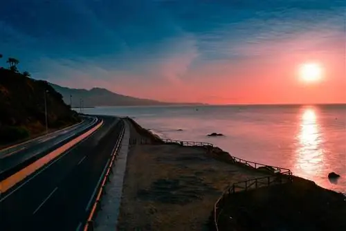 шоссе N340 на закате с морем