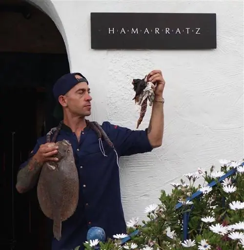 Андони Чинтксилла у дверей ресторана Hamarratz.