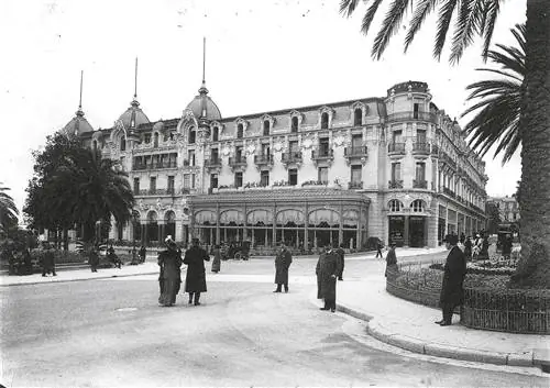 Отель де Пари в 1910 году. Отель де Пари в 1910 году.