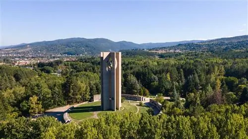 Вид с воздуха на Мемориал Знамени Мира, Международная детская ассамблея, парк Камбаните, Болгария