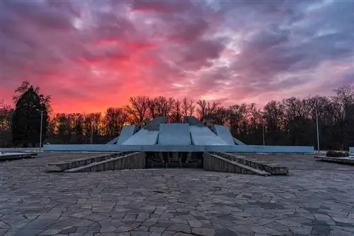 Закат над мемориальным комплексом города Пловдива, посвященным павшим за освобождение…