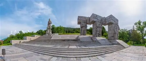 Национальный мемориальный комплекс Априлци в Панагюриште в Болгарии