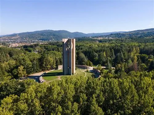 Вид с воздуха на Мемориал Знамени Мира, Международная детская ассамблея, парк Камбаните, Болгария