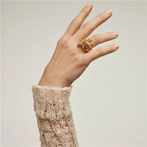 Широкое кольцо в форме хамелеона из коллекции Savage от Aristocrazy