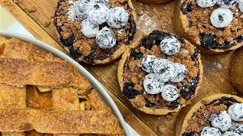 Яблочный пирог и черничные тарталетки.