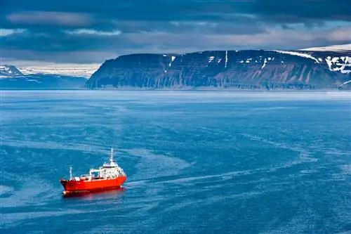 корабль в море Исафьордюр