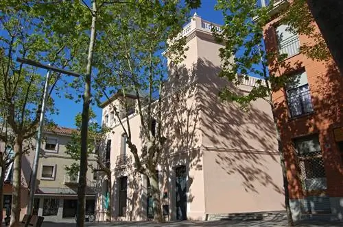 Petit Casal, продвигаемый Жауме Пети Рос и спроектированный архитектором Жоаном Бругера Роже в Бегесе.