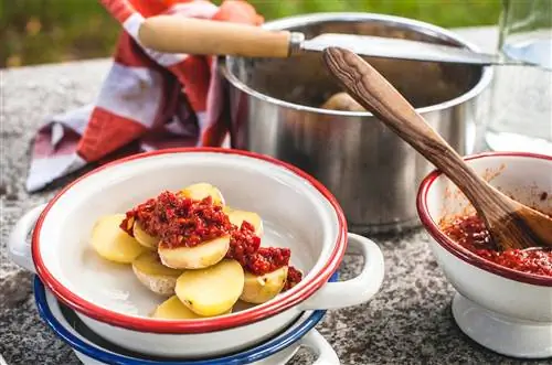 Морщинистый картофель с соусом пикон мохо