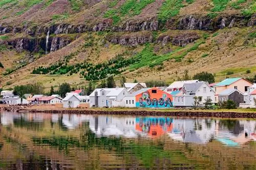 Дом вмешался LungA Art в Seydisfjördur
