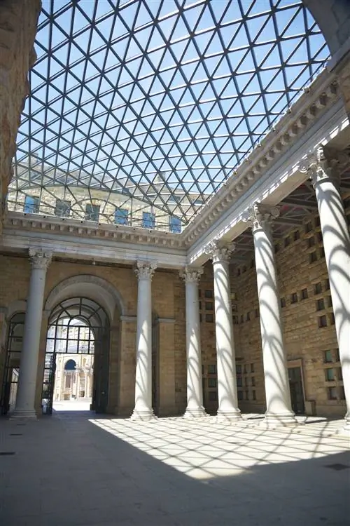 Строительство Лаборатории не велось до 1946 года, когда была установлена диктатура.